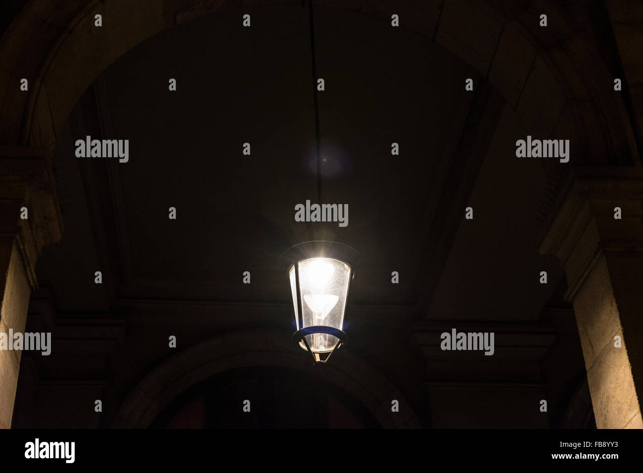 Lampadaire éclairage de nuit dans la vieille ville de Barcelone, Catalogne, Espagne Banque D'Images