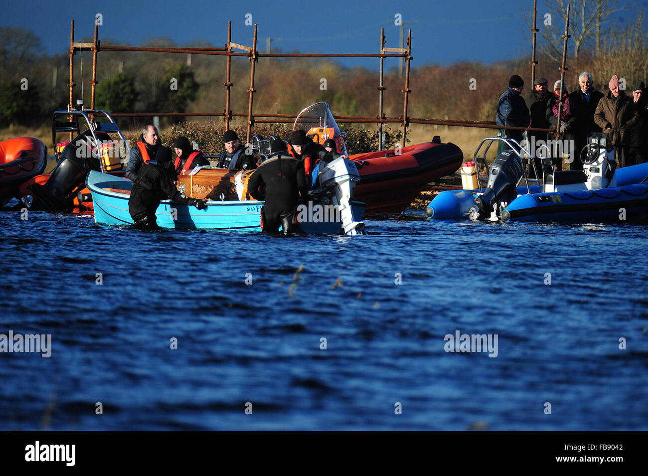 Longford, Irlande. 12 janvier, 2016. Le cercueil de Paddy Healy transportés par bateau pour l'île de Saints Cimetière, Co Longford, après ses funérailles à Newtowncashel. La route pour le cimetière a été réduit en raison d'inondations récentes. Credit : James Flynn/Alamy Live News Banque D'Images