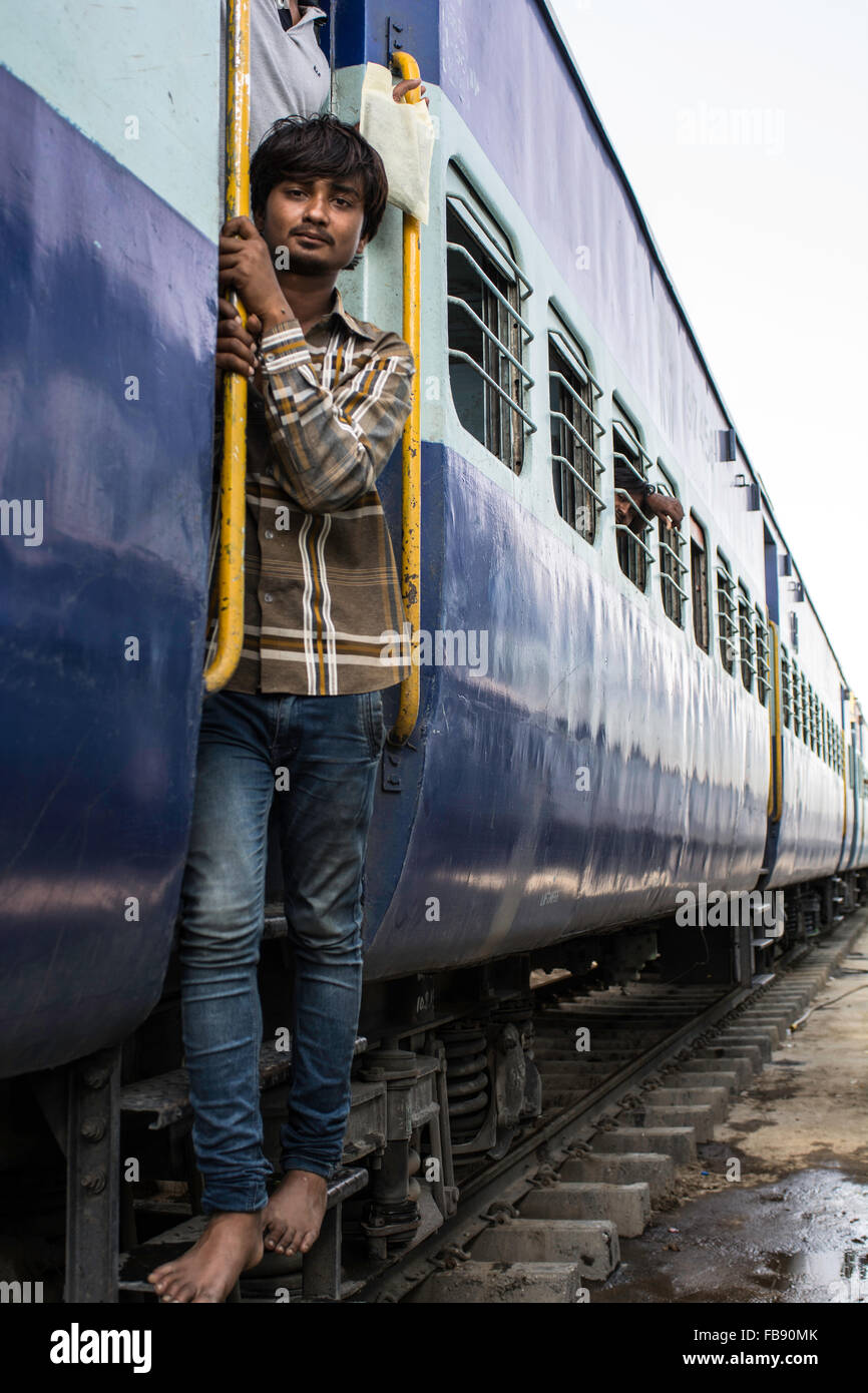 À la recherche hors des portes ou fenêtres. Chemins de fer indiens, en Inde. Banque D'Images