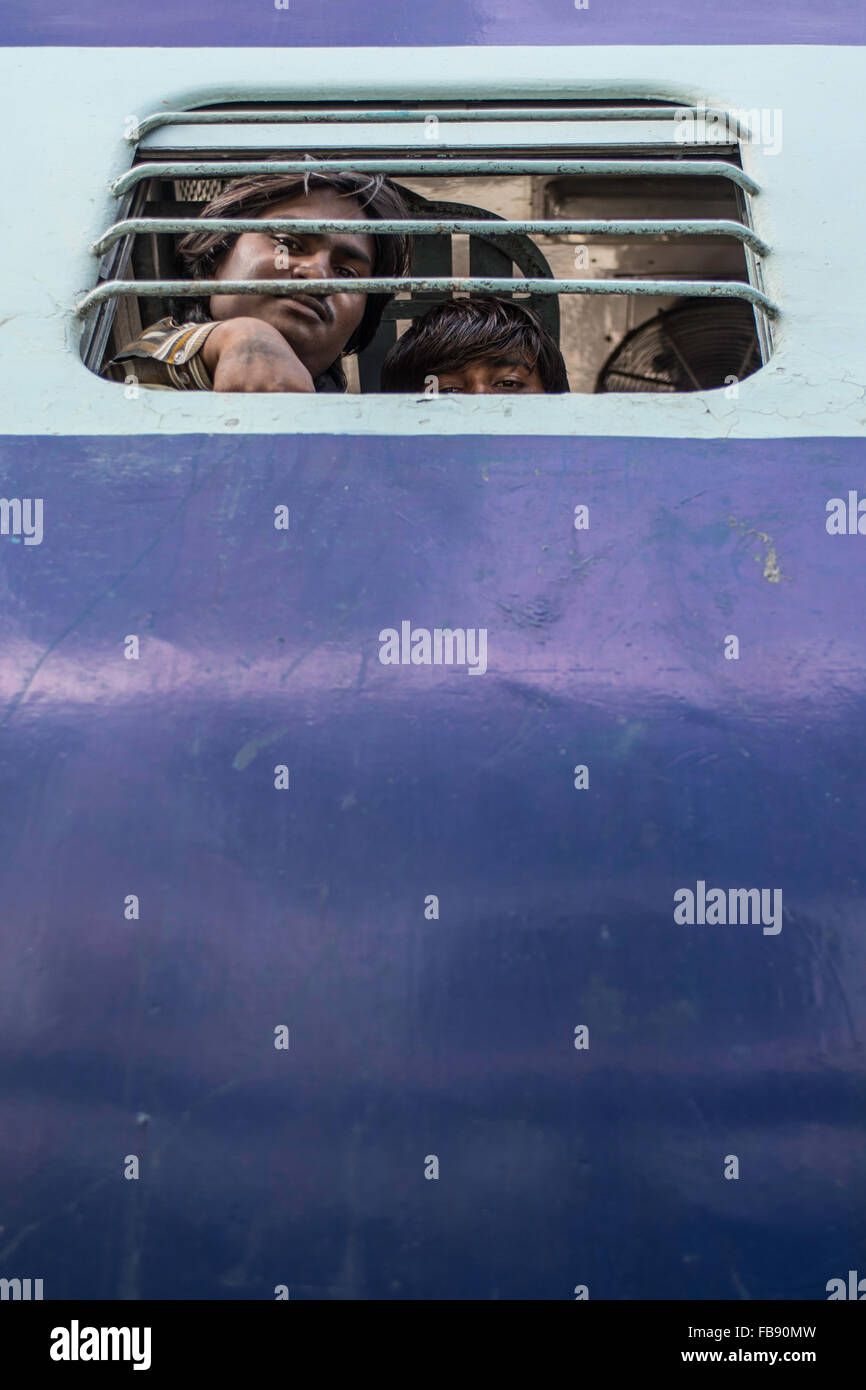 À la recherche hors des portes ou fenêtres. Chemins de fer indiens, en Inde. Banque D'Images