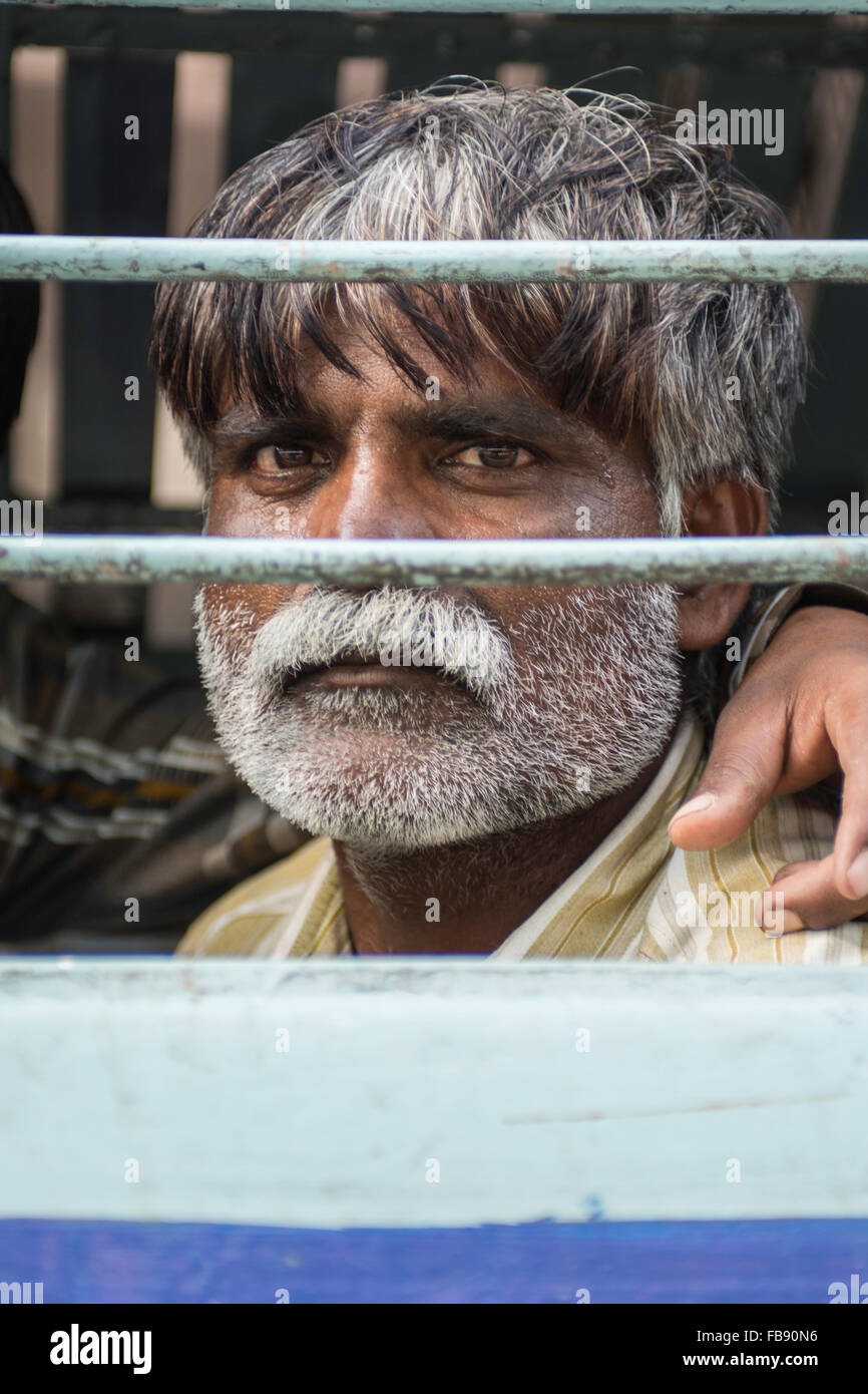 À la recherche hors des portes ou fenêtres. Chemins de fer indiens, en Inde. Banque D'Images