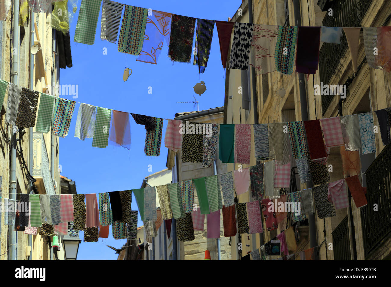 Les Restes de tissu de décoration de la rue De La Fontaine, quartier  Saint-Roch, Montpellier, France Photo Stock - Alamy
