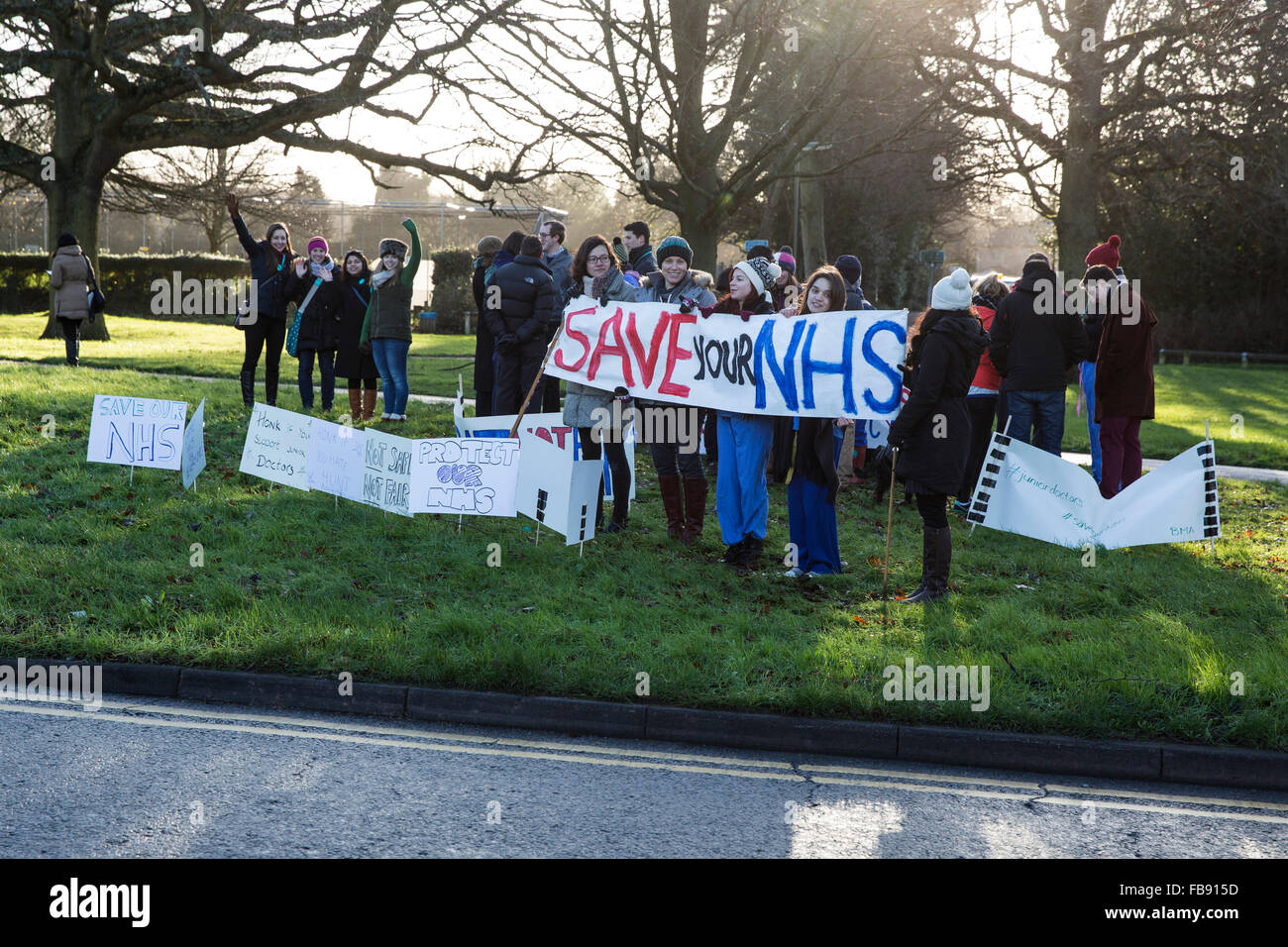 Surrey, UK. 12 janvier, 2016. Le 12 janvier les médecins en hôpitaux NHS fournis seulement couvrir d'urgence pour les patients de la première des trois journées d'action prévues dans leur différend avec le Gouvernement britannique Les médecins sont vus ici sur une ligne de piquetage à l'extérieur de Frimley Park Hospital à Surrey Crédit : Niall Ferguson/Alamy Live News Banque D'Images