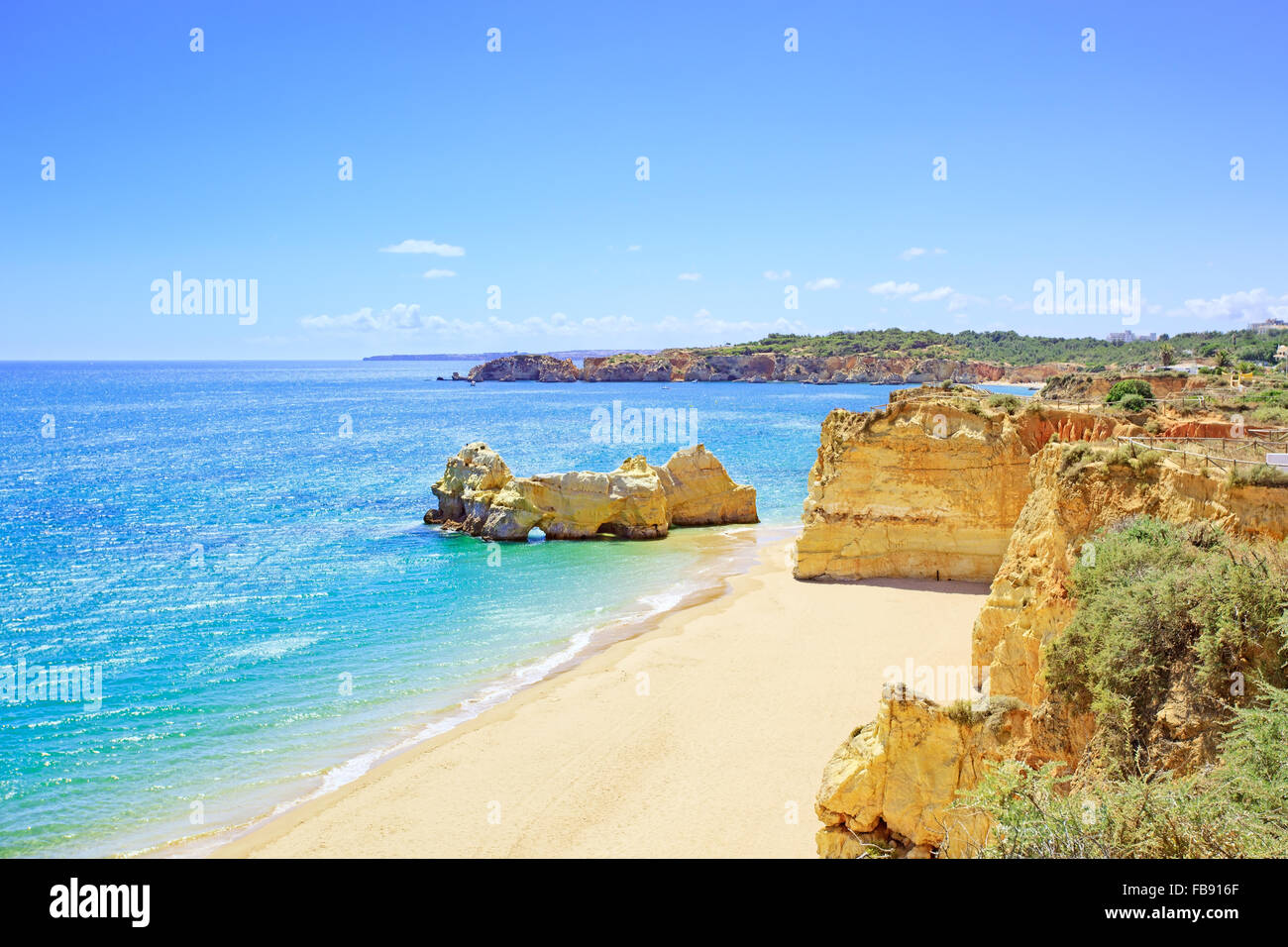 Plage et rocher connu sous le nom de Praia da Rocha à destination de voyage 2124. Algarve, Portugal, Europe. Banque D'Images