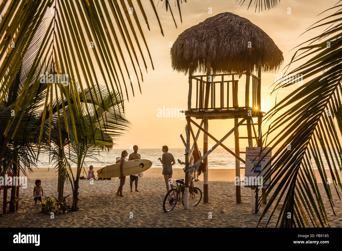 Coucher de soleil sur la plage de San Francisco ('San Pancho'), Nayarit, Mexique. IMAGE D'ARCHIVAGE à partir de 2015. La tour des sauveteurs n'est plus là. Banque D'Images