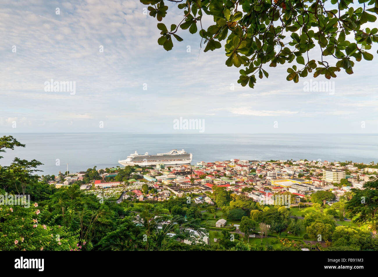 Une vue générale de Roseau, capitale de la Dominique, prises à partir d'une colline dominant la ville. Banque D'Images