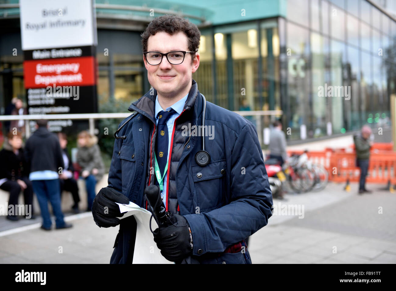 Bristol, Angleterre, Royaume-Uni 12 janvier 2016 manifestation des jeunes médecins en grève avec Service National de Santé (NHS) et le gouvernement. Le Dr Alex Carpenter, Cardiologie vous inscrire. Formé à Londres entre 2005 et 2011 tourne encore aujourd'hui autour de différents hôpitaux dans le Sud Ouest. Il n'a pas signé l'opt out sur la Directive européenne sur le temps de travail a donc une durée maximale moyenne de 48 heures de travail par semaine, normalement d'environ 40 h, avec un week-end de travail sur 4. Vient de terminer un 12 jour s'étendent, du vendredi au dimanche avoir 13 heures. Après un diplôme de médecine a 5 ans puis 3 ans de formation spécialisés P Banque D'Images