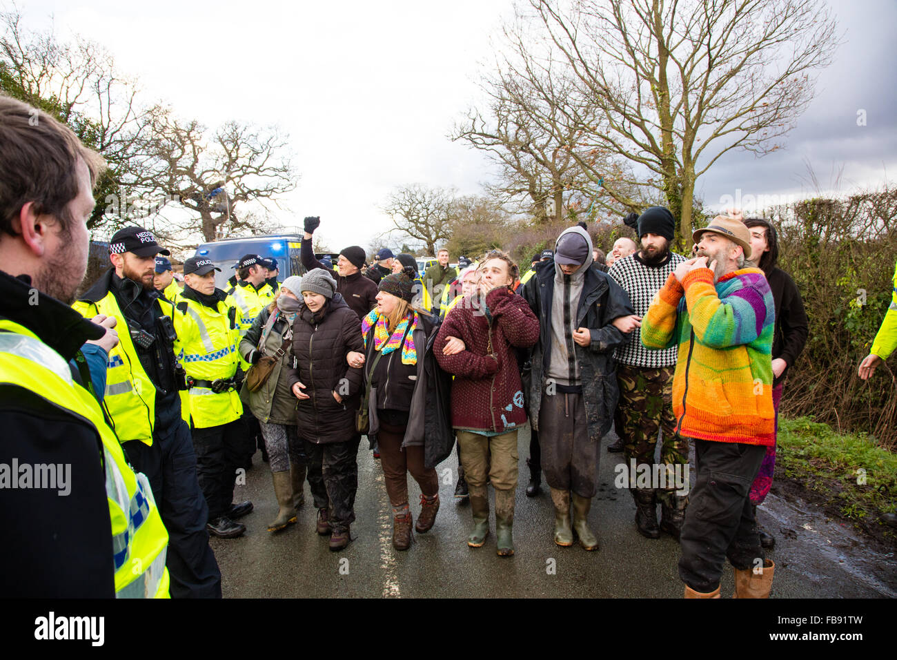 Upton, Cheshire. 12 Jan, 2016. D'importants effectifs de police et les huissiers de justice d'expulsion des manifestants de la longue lutte contre le camp de fracturation à Upton Crédit : Jason Smalley / Alamy Live News Banque D'Images