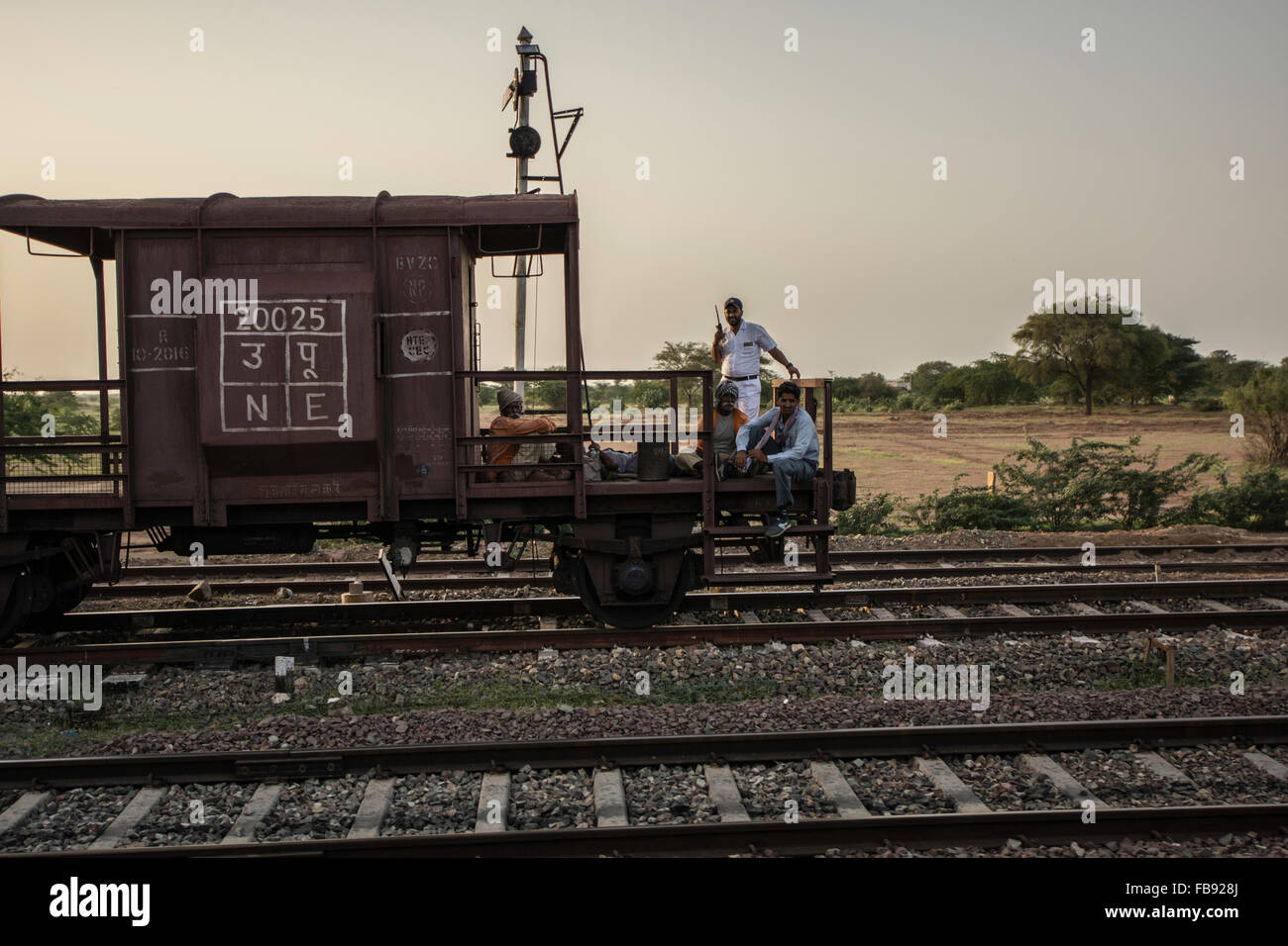 Sur les chemins de fer indiens. Le Rajasthan, Inde. Banque D'Images