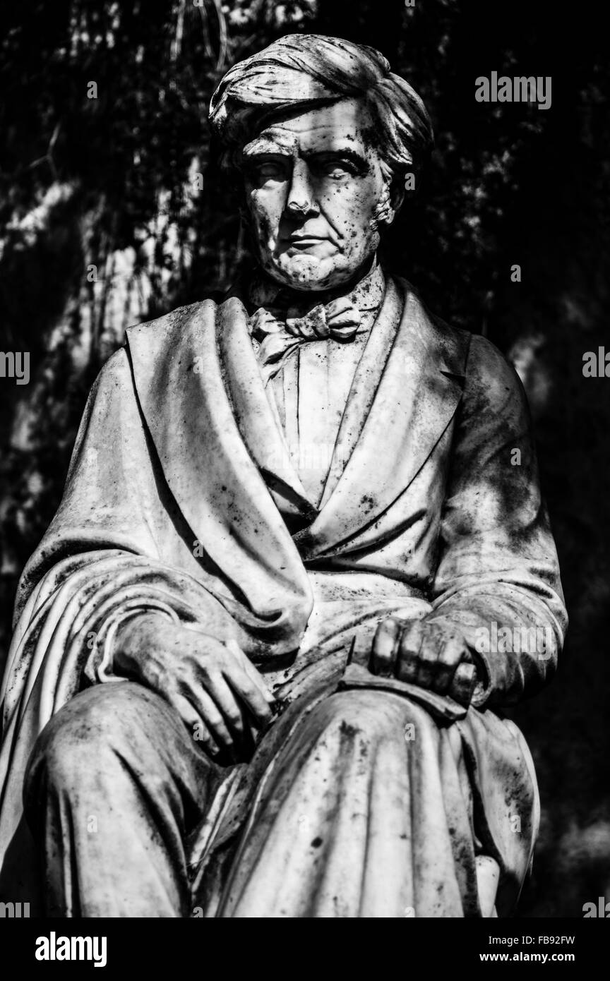 Nîmes (Gard, Languedoc-Roussillon, France), statues et fontaine dans le parc Banque D'Images