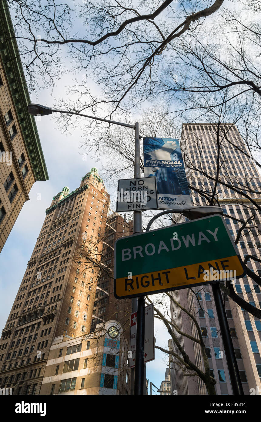 Jusqu'à la signalisation routière au quartier financier de Broadway avec les directions et pas de klaxons signe avec des tours dans le backgroun Banque D'Images