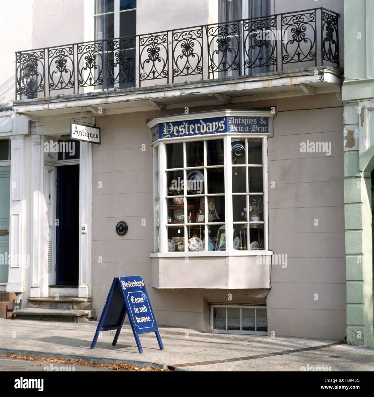 Extérieur d'une boutique d'antiquités avec un balcon en fer forgé sur une boutique d'antiquités Banque D'Images