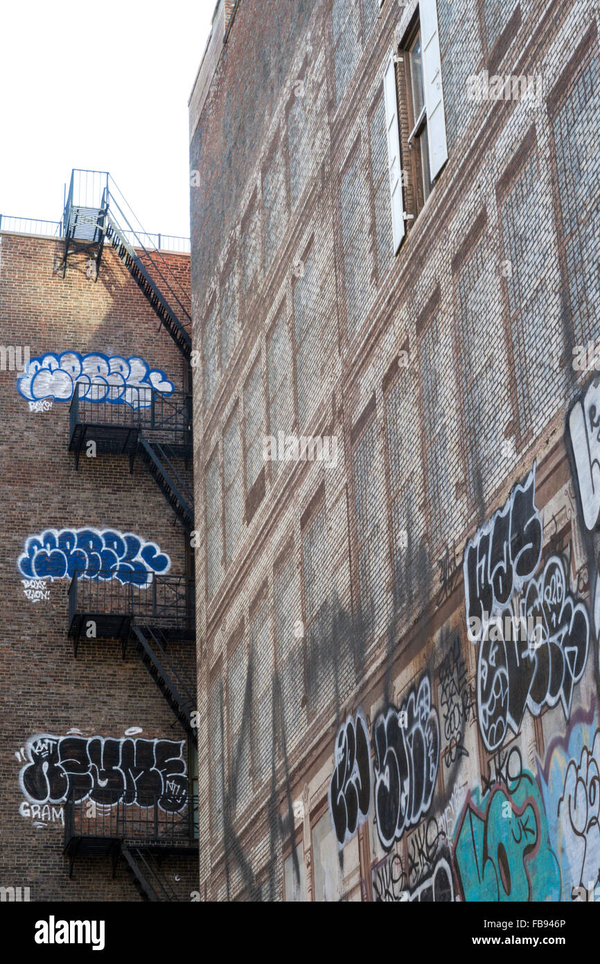 Graffiti sur l'extérieur des bâtiments à SoHo, NYC Banque D'Images