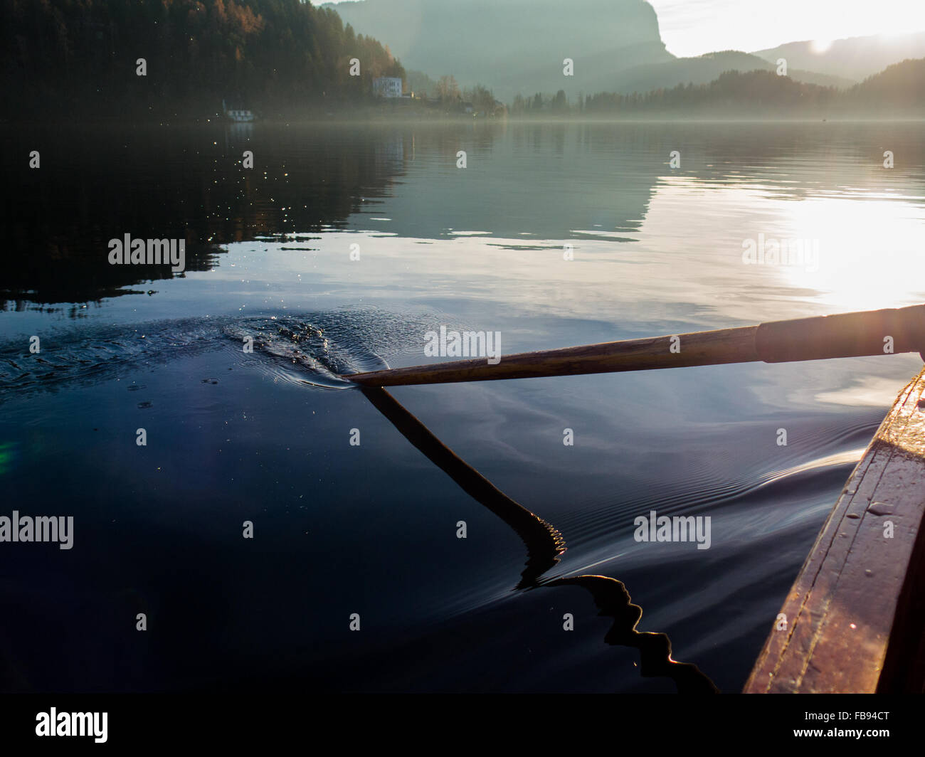 Pagayer dans l'eau immergée Banque D'Images