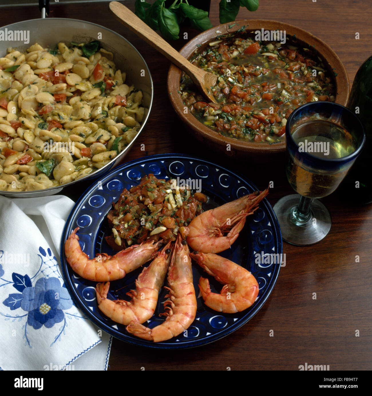 Close-up de crevettes de haute mer avec une salsa de tomates et flageolet bean casserole Banque D'Images