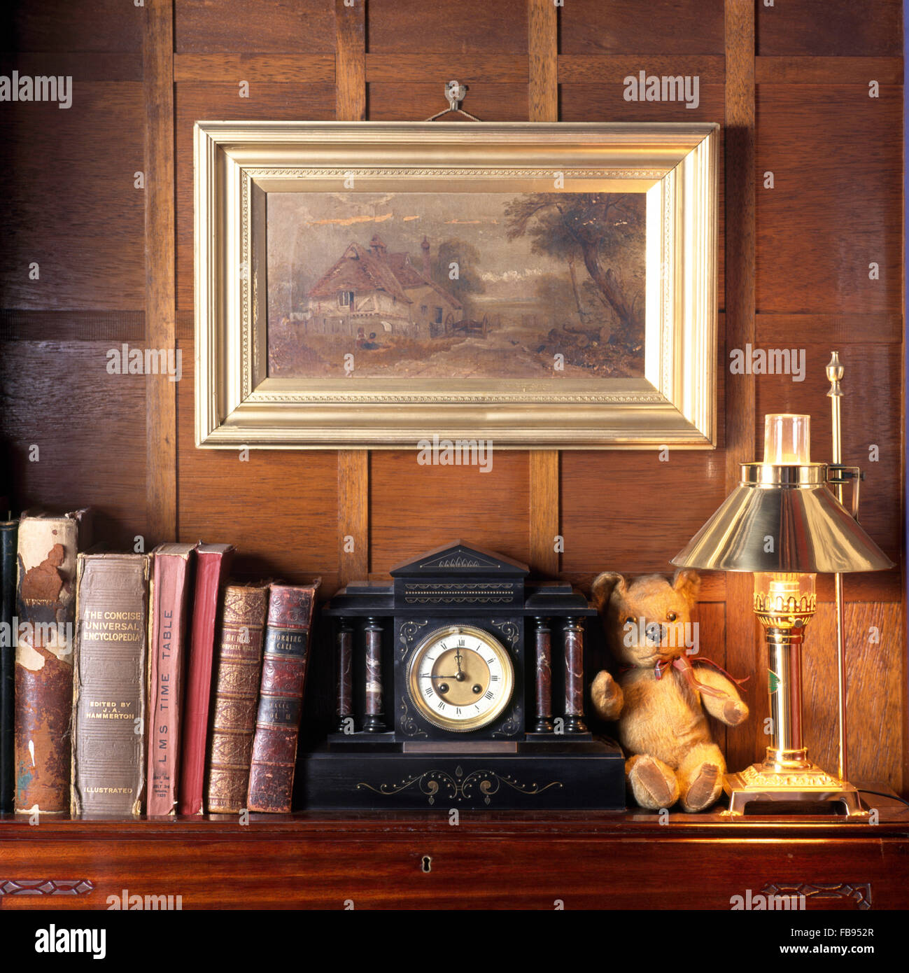 Vintage ours et le dos dur livres sur l'étagère avec une lampe en laiton Banque D'Images