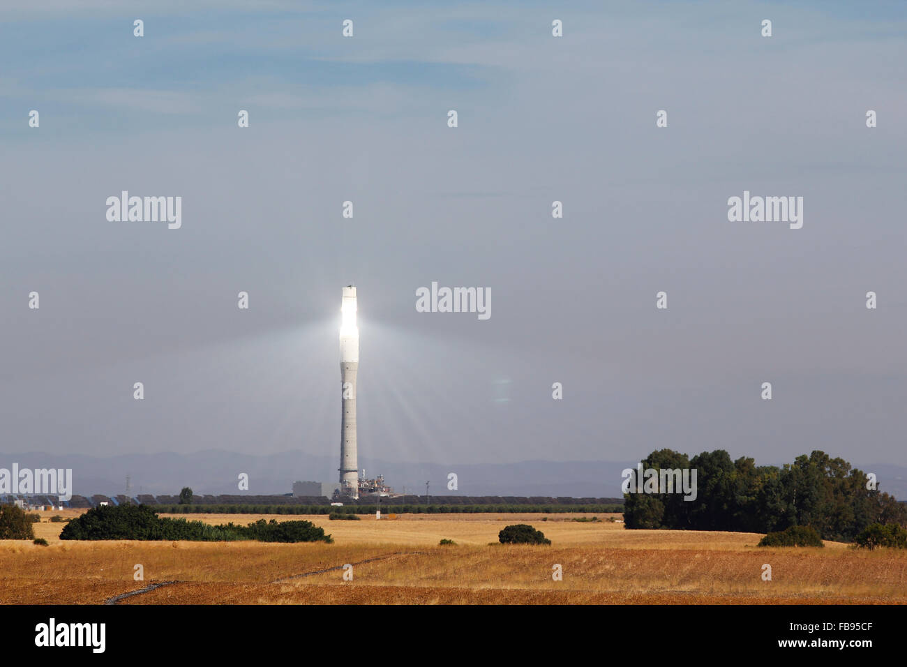 La tour solaire pour produire de l'énergie Banque D'Images