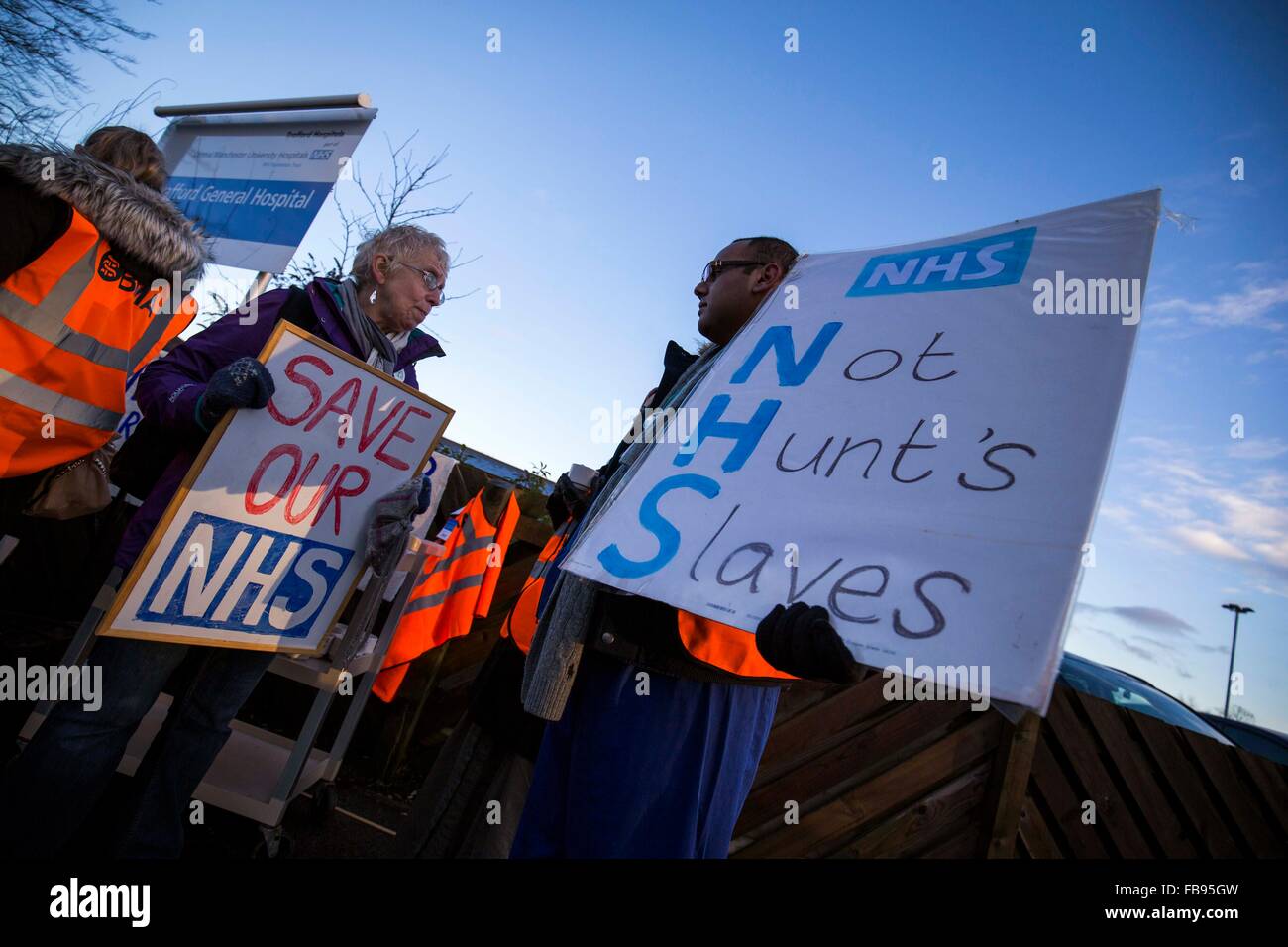 Les médecins en manifestation devant l'Hôpital général de Trafford, Manchester aujourd'hui (mardi 12/1/16). Banque D'Images