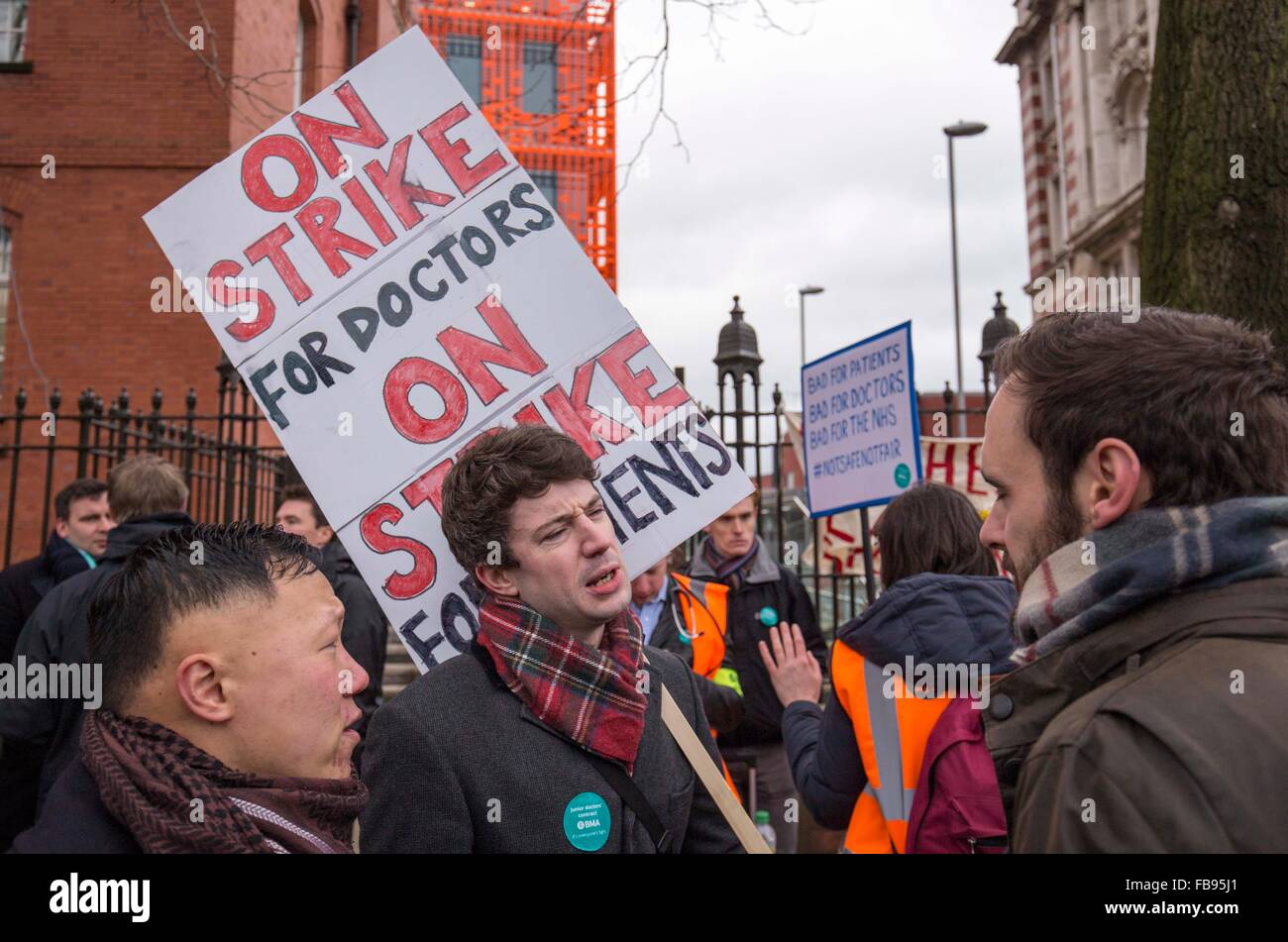 Les médecins en signe de protestation à l'extérieur Manchester Royal Infirmary d'Oxford Road , . Aujourd'hui Manchester (Mardi 12/1/16). Banque D'Images