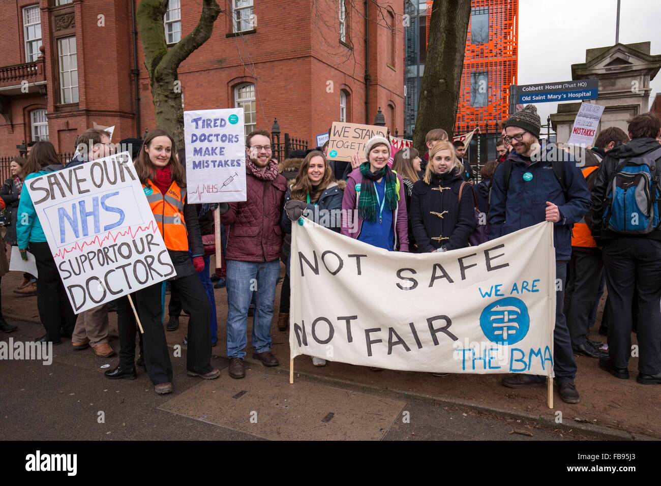 Les médecins en signe de protestation à l'extérieur Manchester Royal Infirmary d'Oxford Road , . Aujourd'hui Manchester (Mardi 12/1/16). Banque D'Images