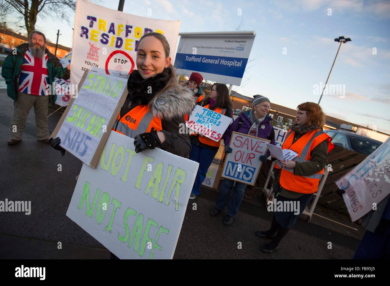 Les médecins en manifestation devant l'Hôpital général de Trafford, Manchester aujourd'hui (mardi 12/1/16). Banque D'Images