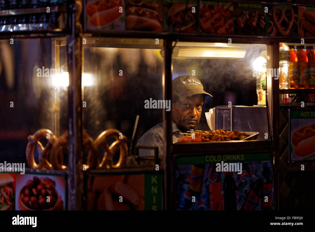 Un panier alimentaire vendeur vend ses marchandises à l'extérieur de la gare Pennsylvania Station à New York. photo par Trevor Collens Banque D'Images