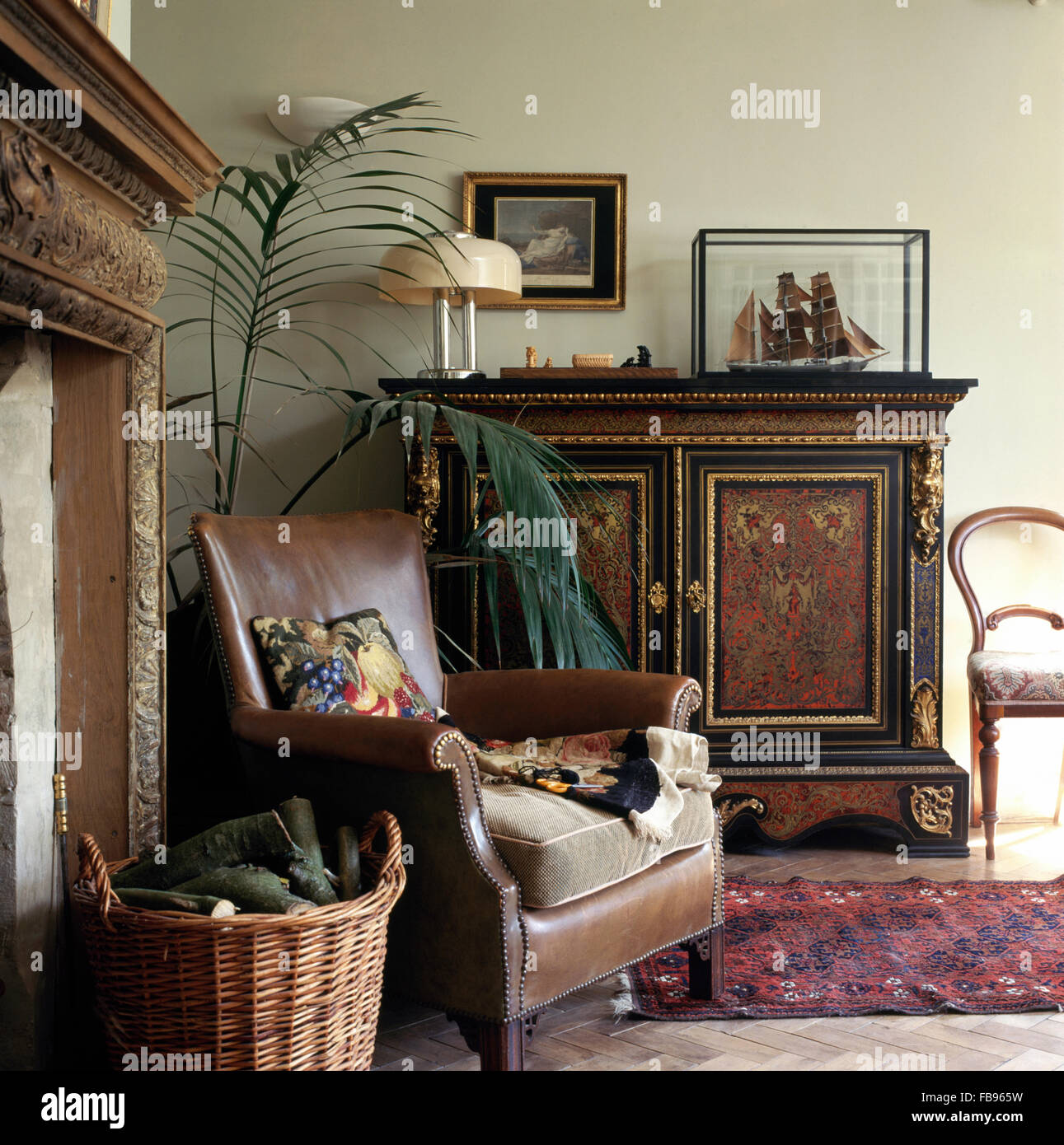 Fauteuil en cuir brun et un cabinet peint dans le style Victorien salon Banque D'Images