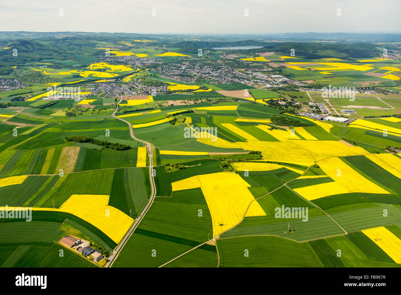 Vue aérienne des terres agricoles, agricoles, les champs, la floraison des champs de colza jaune près de nuages à Coblence sur l'autoroute a48, le colza Banque D'Images