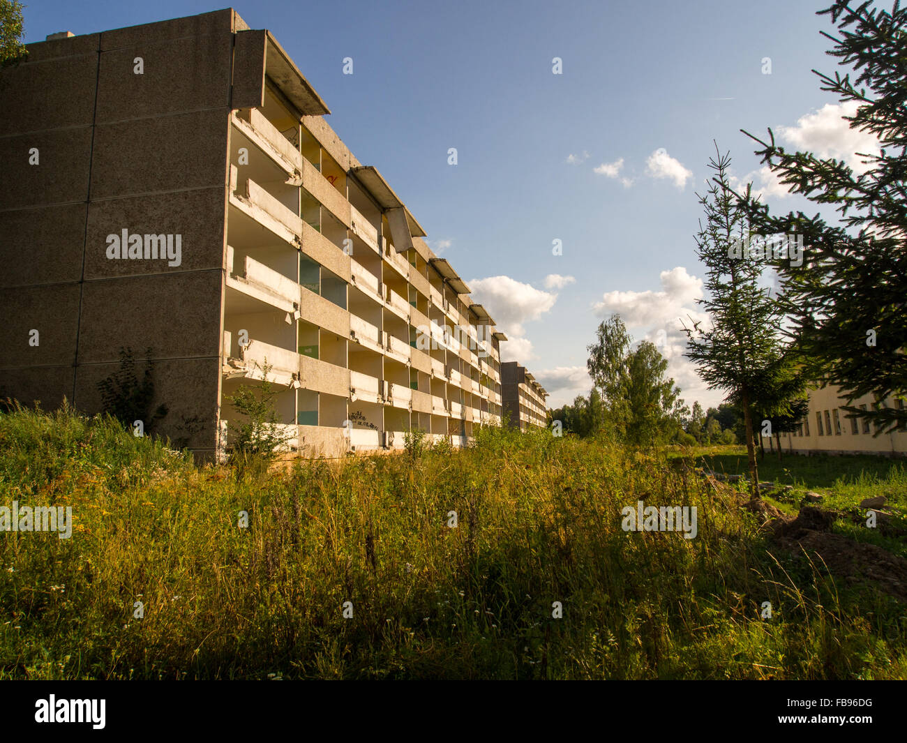 Klomino, Pologne - 28 août 2015 : ville soviétique abandonné, détruit bloc d'appartements où l'armée soviétique utilisé à vécu Banque D'Images