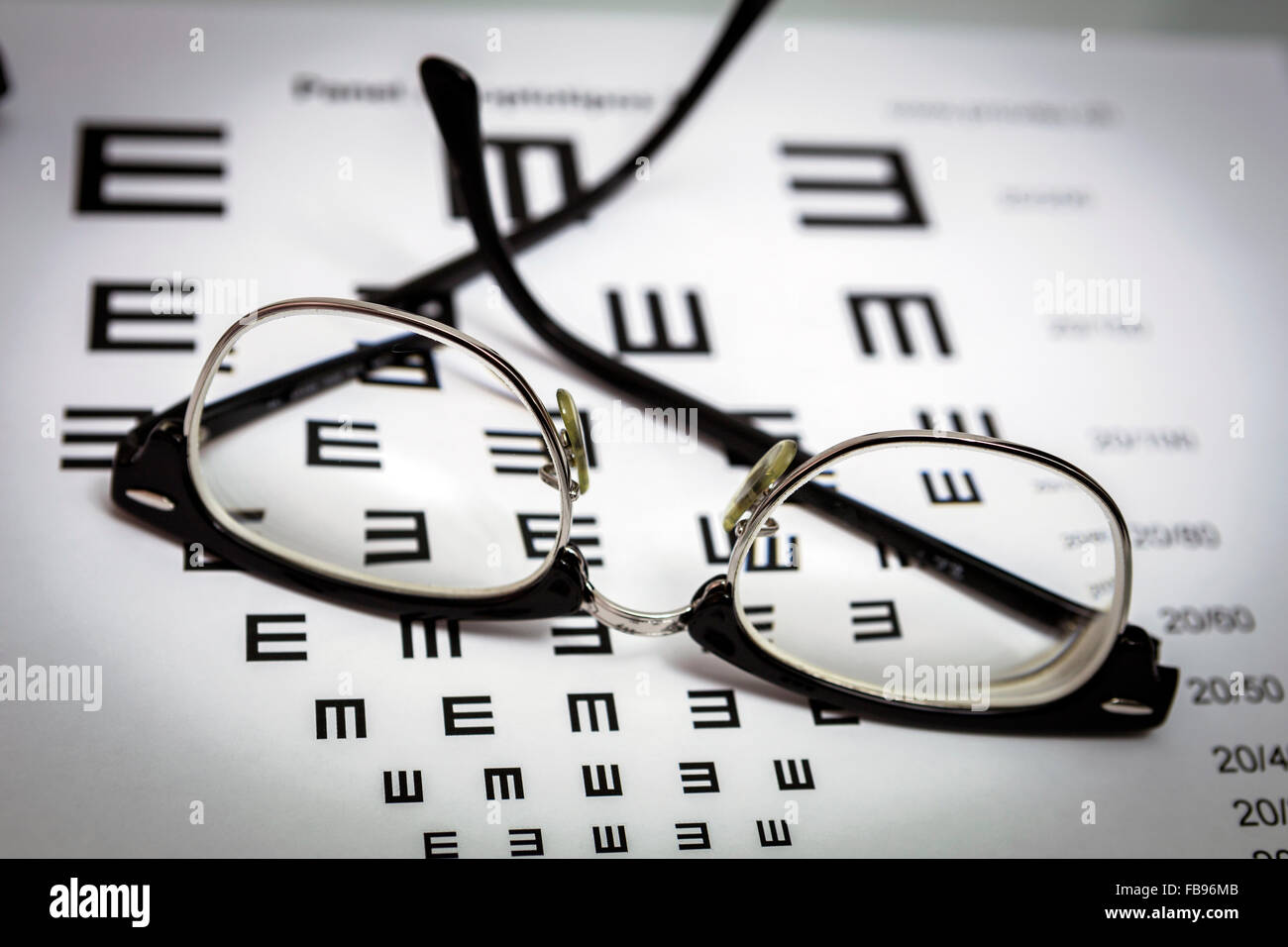 Verres et tables pour vérifier les termes de Banque D'Images