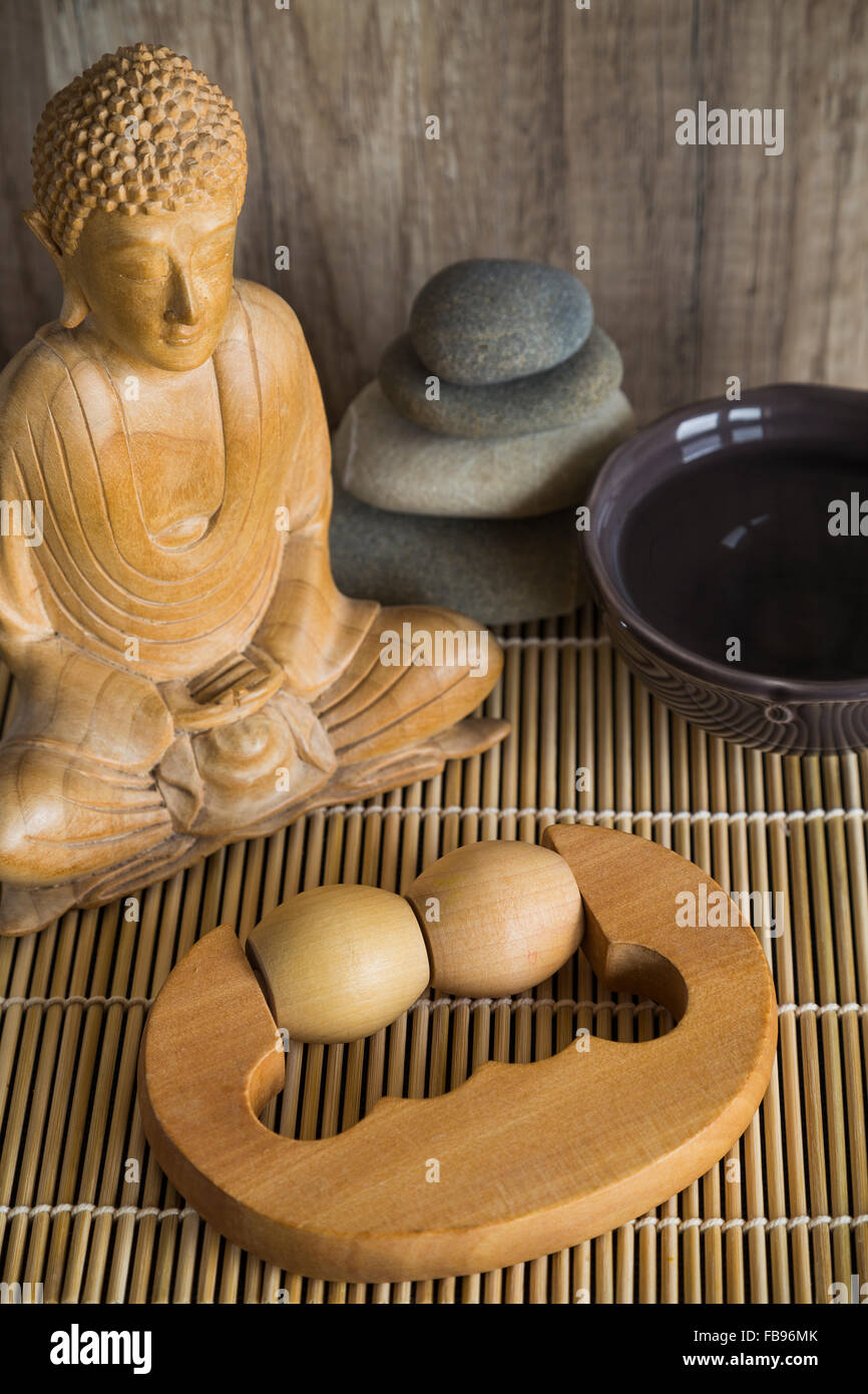 Rouleau de massage Zen avec statue de Bouddha, de cailloux et de cuvette de l'eau Banque D'Images