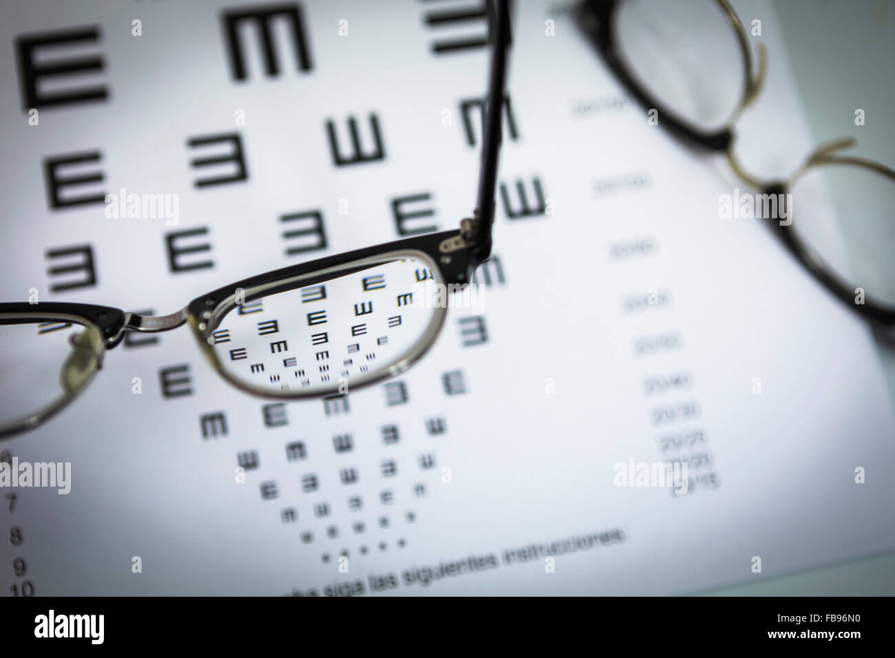 Verres et tables pour vérifier les termes de Banque D'Images