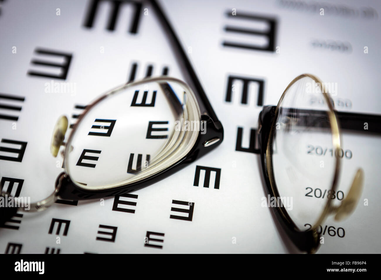 Verres et tables pour vérifier les termes de Banque D'Images