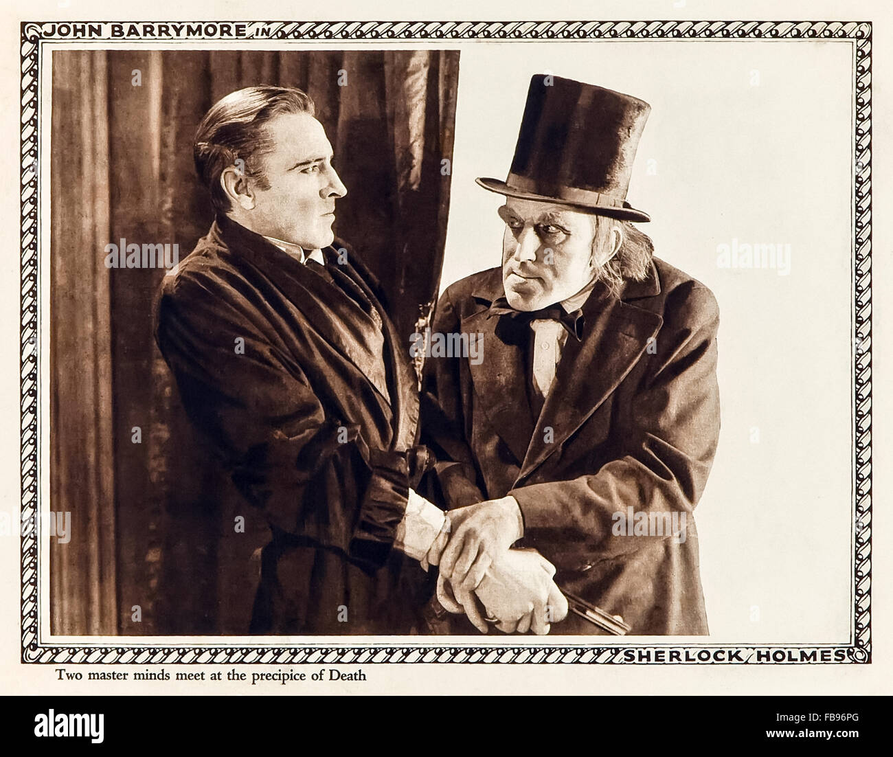 "Deux maîtres se rencontrent au précipice de la mort" carte de lobby pour Sherlock Holmes (1922) film muet réalisé par Albert Parker montrant l'acteur américain John Barrymore (1882-1942) dans le rôle de Sherlock Holmes et Gustav von Seyffertitz dans le rôle du professeur Moriarty basé sur la pièce de théâtre de William Gillette et Arthur Conan Doyle. Photographie d'une carte originale du lobby américain datant de 1922. Banque D'Images