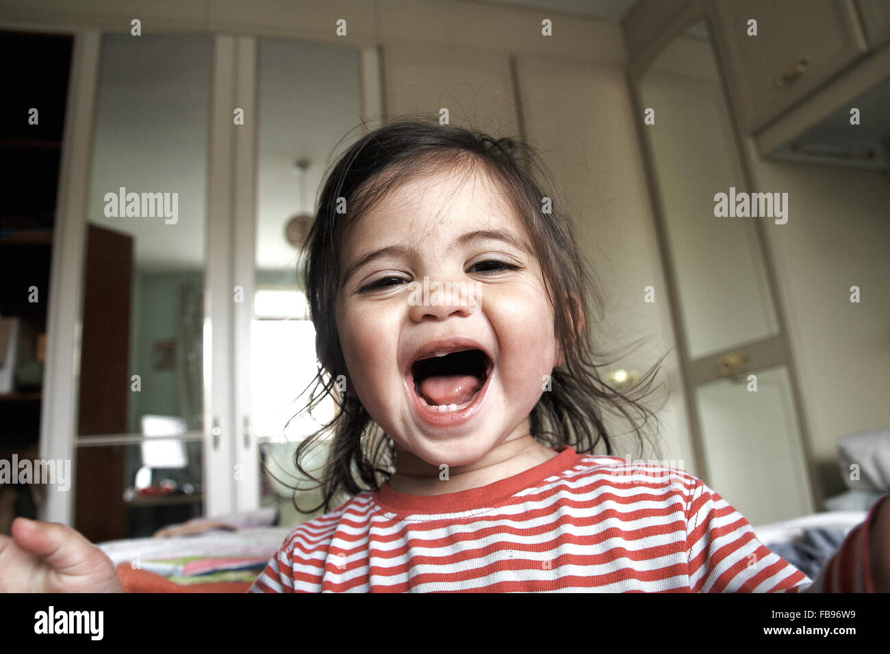 Mixed Race girl d'être expressif avec des expressions du visage Banque D'Images