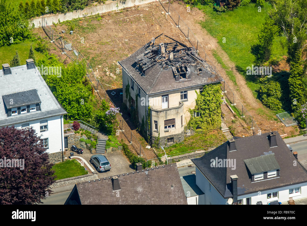 Vue aérienne, ruine d'une maison individuelle à l'Nördeltstraße après un incendie, incendie, incendie assurance incendie, Gable, Meschede, Sauerland, Banque D'Images