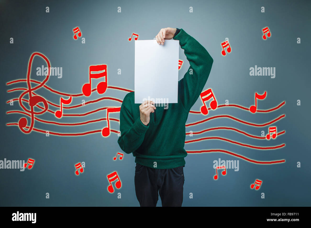 Adolescent couvert le visage avec un morceau de papier pour empêcher Banque D'Images