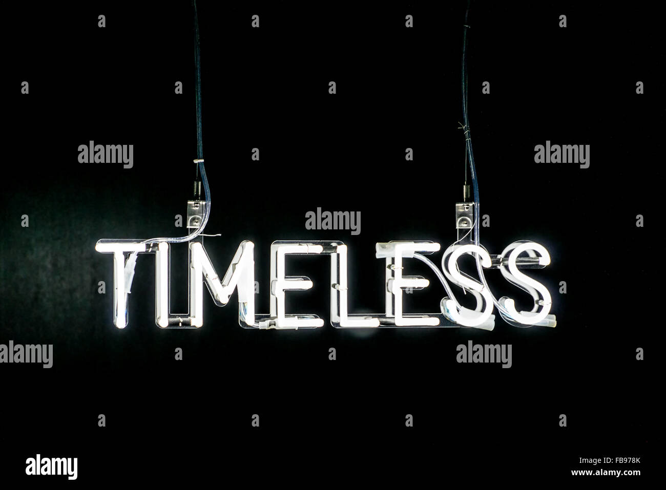 White neon sign on black background Banque de photographies et d’images