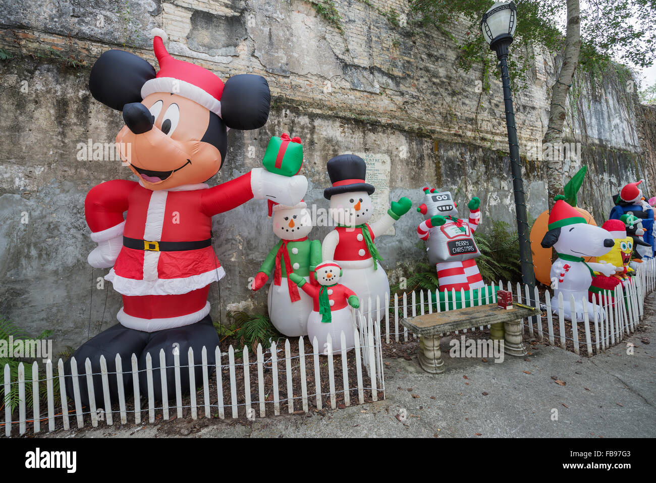 Les personnages Disney les décorations de Noël et l'affichage sur un petit parc à Alachua, en Floride. Banque D'Images