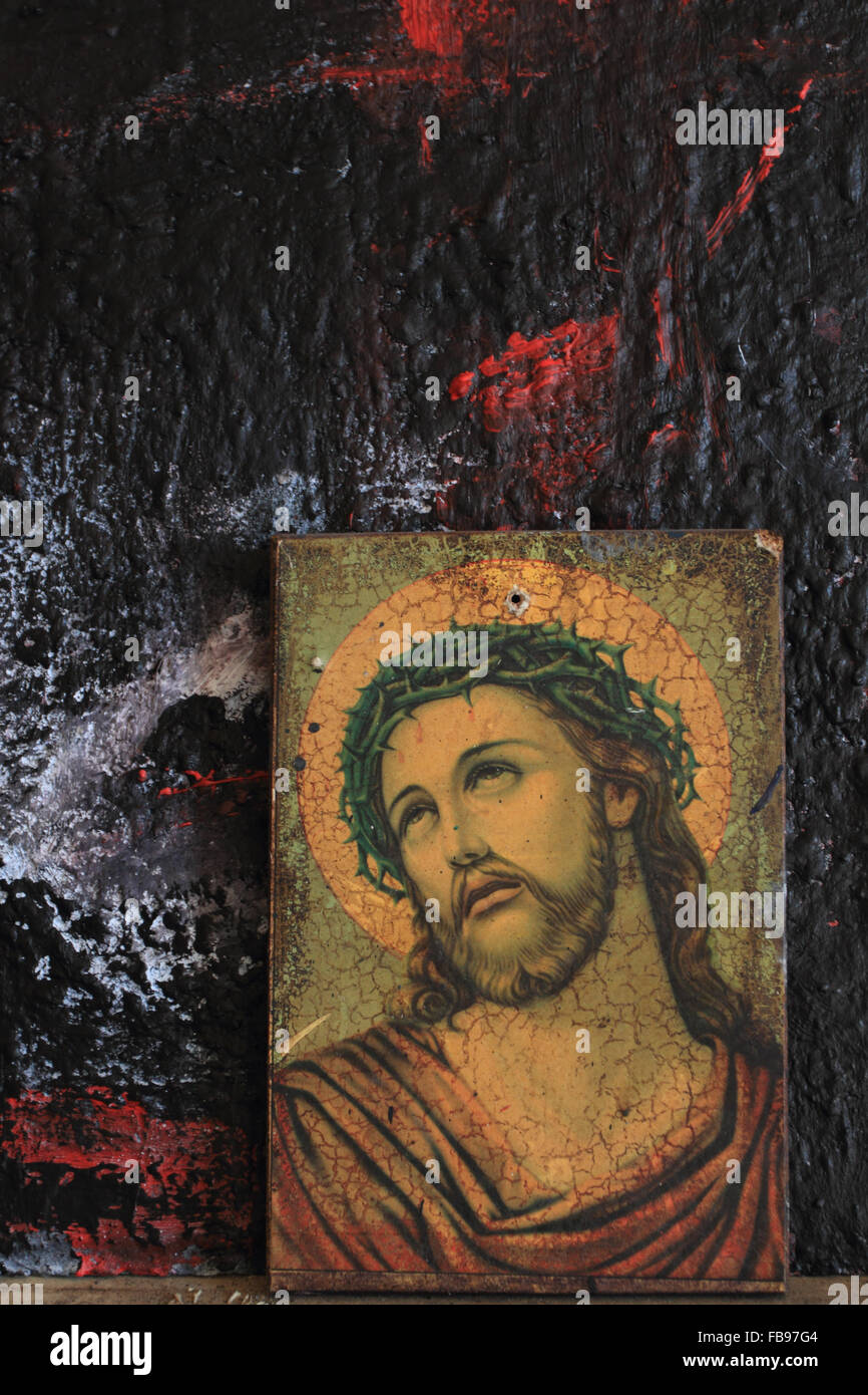 Portrait de Jésus-Christ, couronné de Thorns, photo de peinture sur fond de peinture sombre, Norwich, Norfolk, Royaume-Uni Banque D'Images