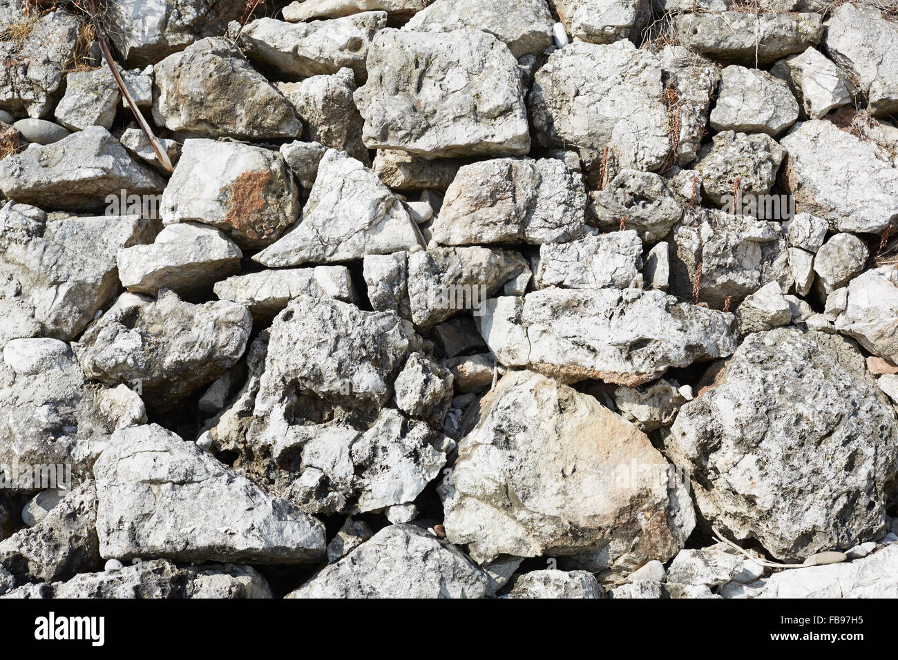 La texture du mur sec de pierres brutes en arrière-plan, la lumière du soleil de la Méditerranée Banque D'Images