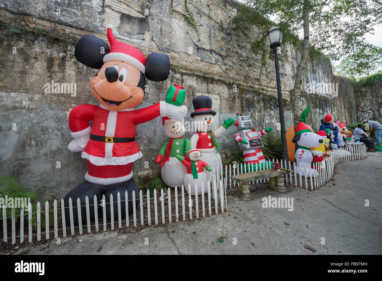 Les personnages Disney les décorations de Noël et l'affichage sur un petit parc à Alachua, en Floride. Banque D'Images