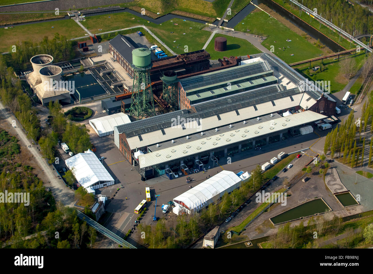 Vue aérienne, Jahrhunderthalle, parking, hall d'événements industriels, romantisme, structure en acier, de la Ruhr, Bochum Banque D'Images