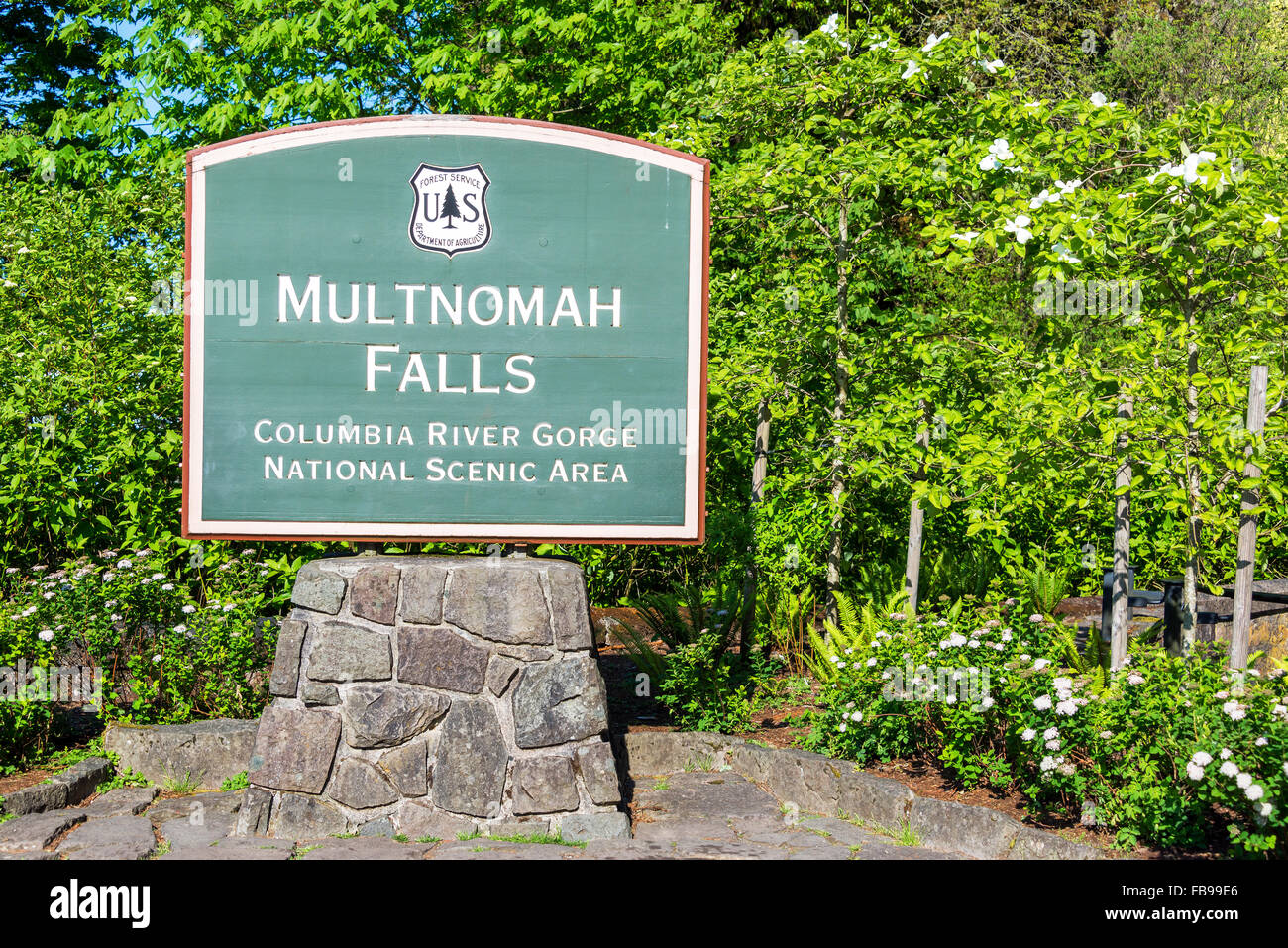 Inscrivez-vous à l'entrée de Multnomah Falls dans la gorge du Columbia dans l'Oregon Banque D'Images