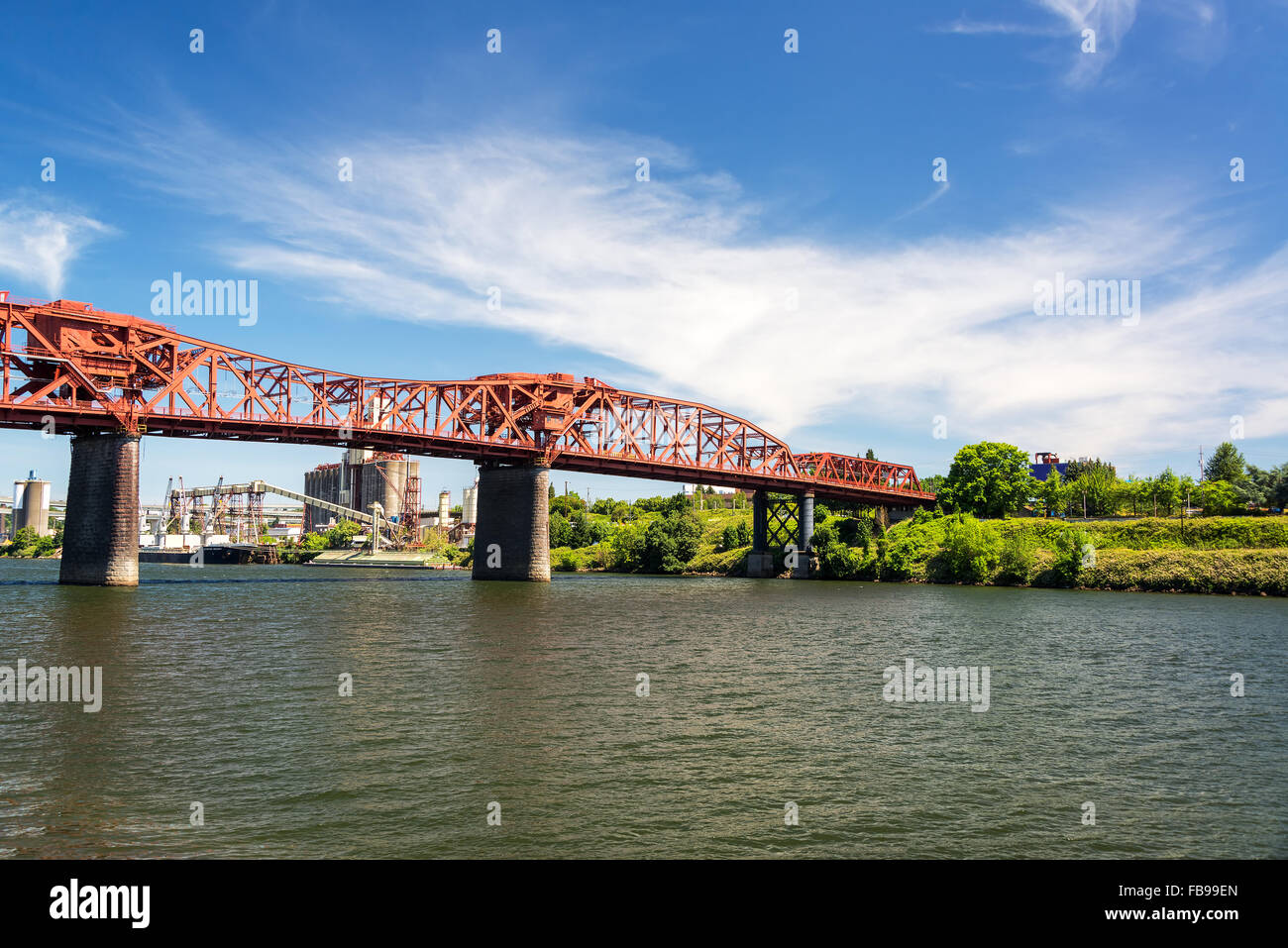Vue de la rivière Willamette et le pont Broadway à Portland, Oregon Banque D'Images