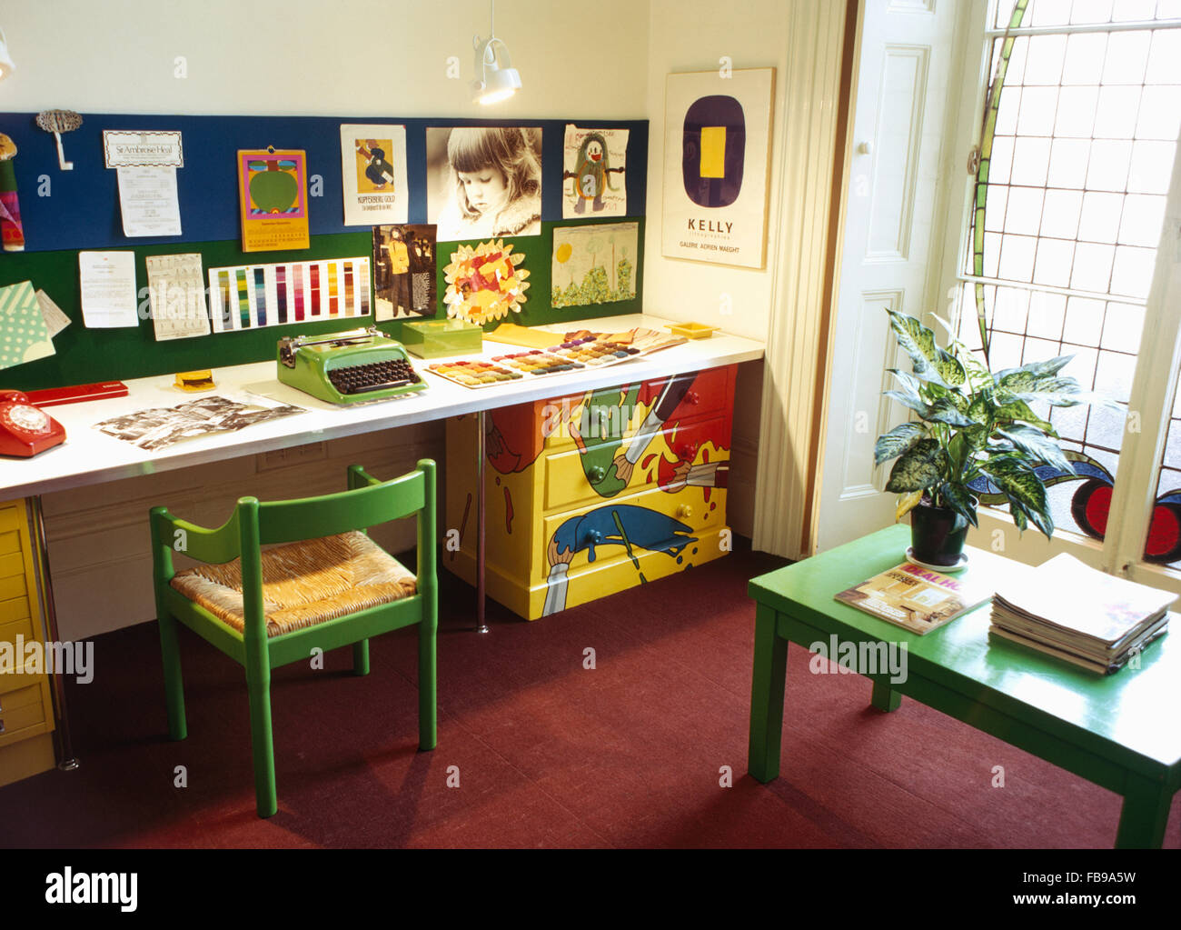 Fauteuil vert à 24 avec machine à écrire rétro vert dans une chambre d'étude des années 60 Banque D'Images