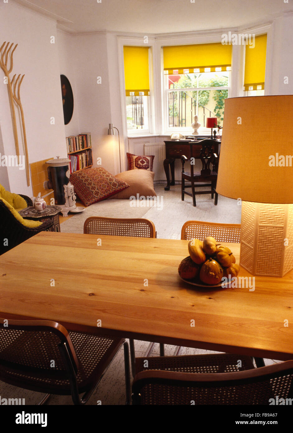 Lampe sur table en pin dans la salle à manger des années 60 salon avec stores jaunes sur windows Banque D'Images