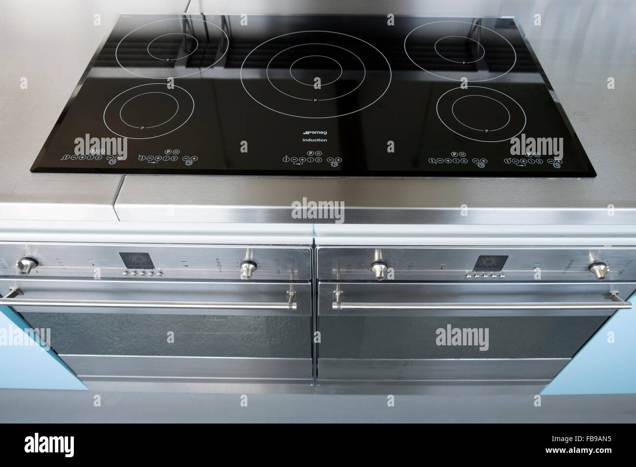 L'induction Smeg cuisinière électrique vitrocéramique Photo Stock - Alamy