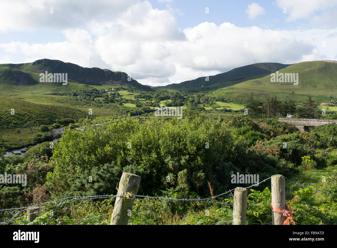 Vue sur les montagnes verdoyantes en Irlande Banque D'Images