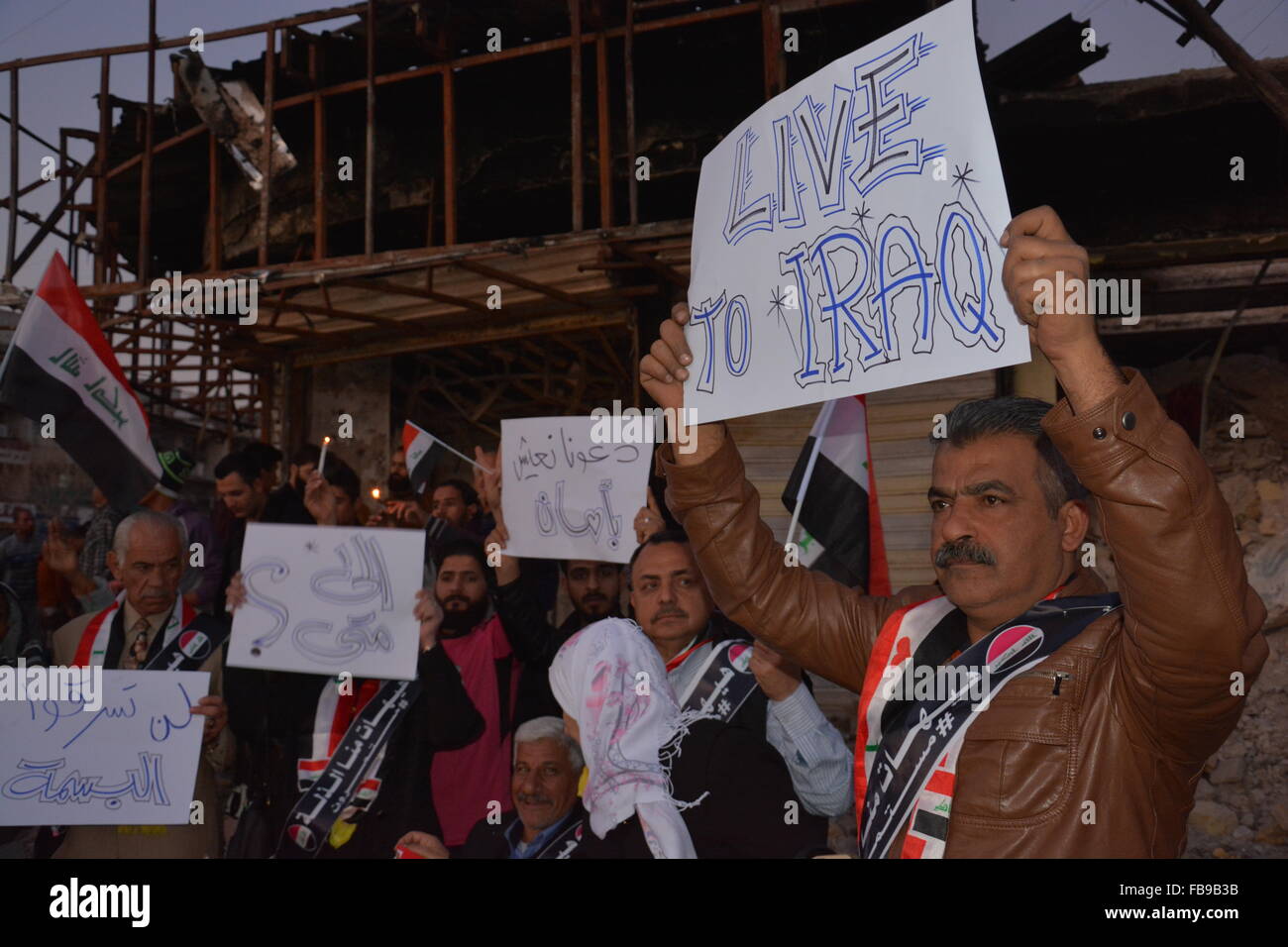 Bagdad, Iraq. 12 Jan, 2016. Les iraquiens pour protester contre les opérations terroristes à Bagdad. Ils sont dans un lieu où trois kamikazes se sont fait exploser. Ils veulent que le gouvernement iraquien pour protéger les civils. La lumière des bougies pour les victimes. Credit : Methaq Alfayyadh/Alamy Live News Banque D'Images